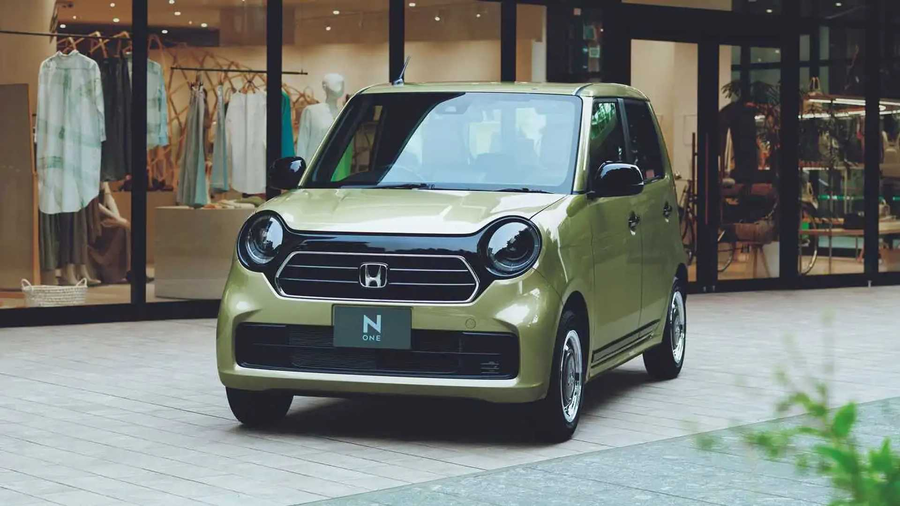 Honda N-One kei car w kolorze oliwkowym przed budynkiem