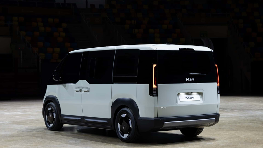 Kia PV5 widok z tylu kolor bialy na wystawie