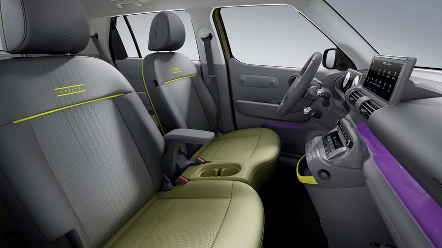 Wnetrze Hyundai Casper Electric Cross fotele z zielonymi akcentami fioletowe drzwi