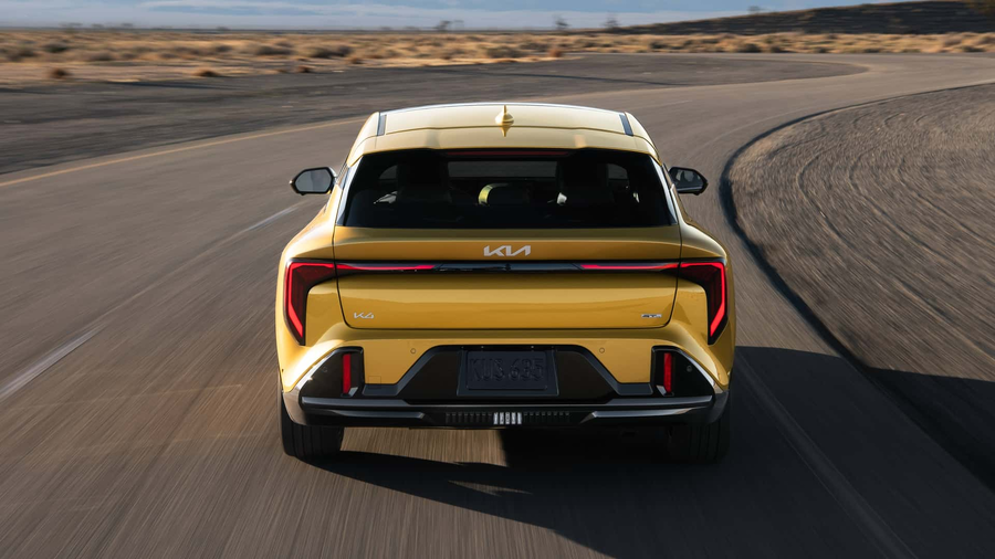 Kia K4 Hatchback 2026 widok z tylu kolor zloty na torze