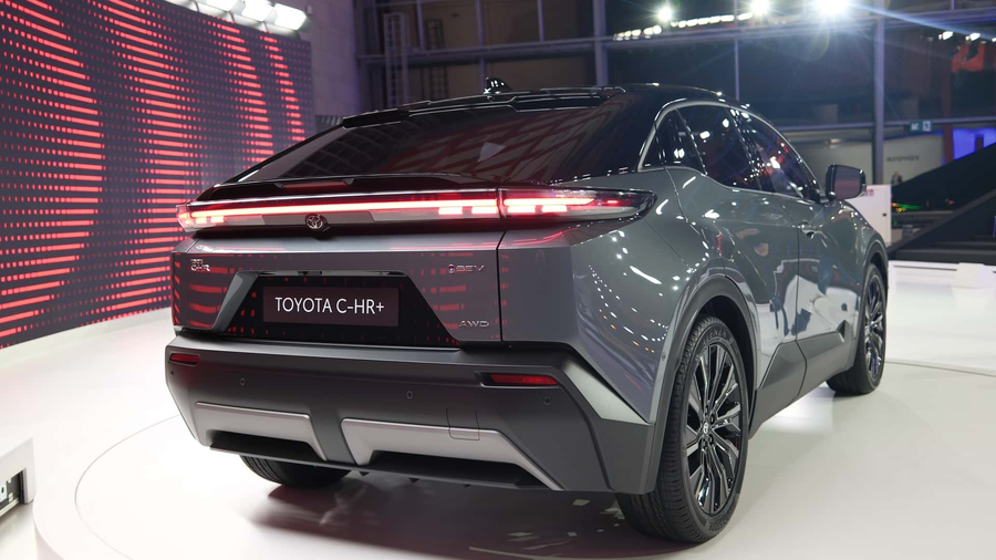 Toyota C-HR Plus widok z tylu na wystawie kolor szary