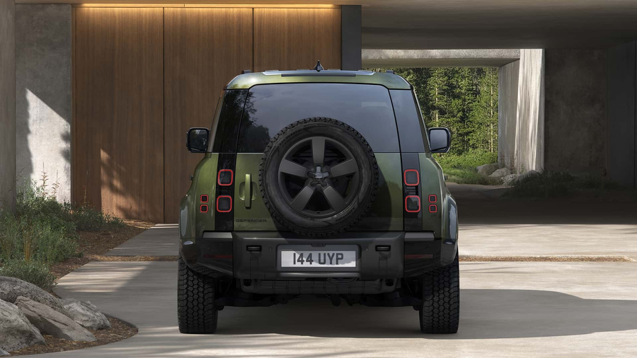 Land Rover Defender 2026 widok z tylu kolor ciemnozielony