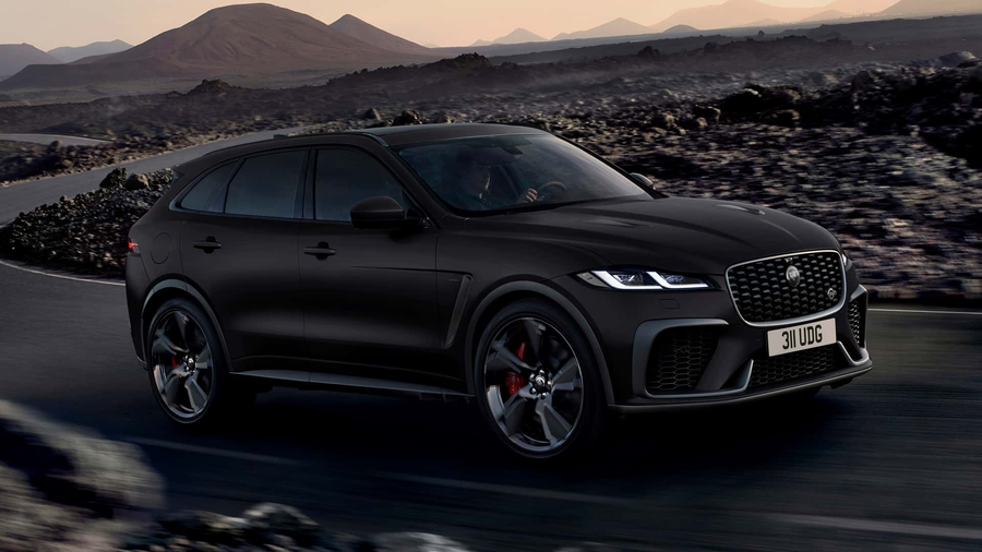 Jaguar F-Pace SVR w kolorze czarnym w gorskim krajobrazie