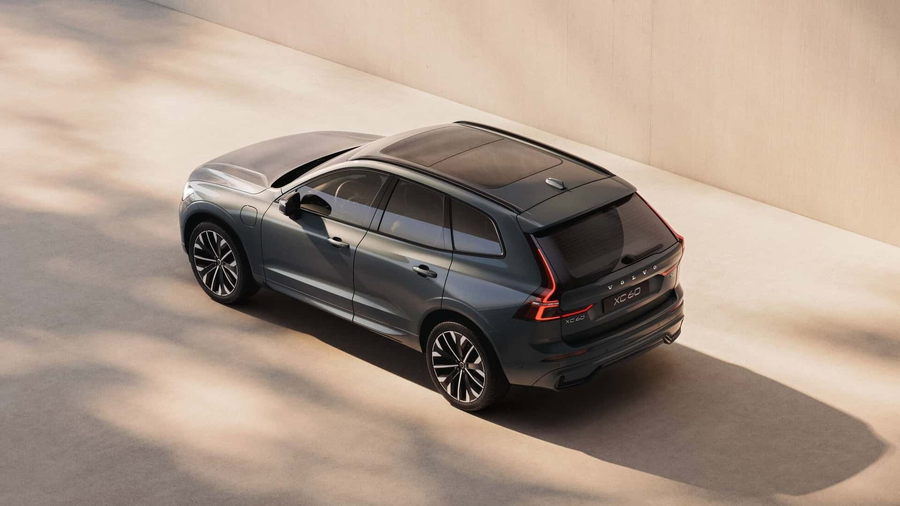Volvo XC60 2026 widok z gory kolor szary w ruchu