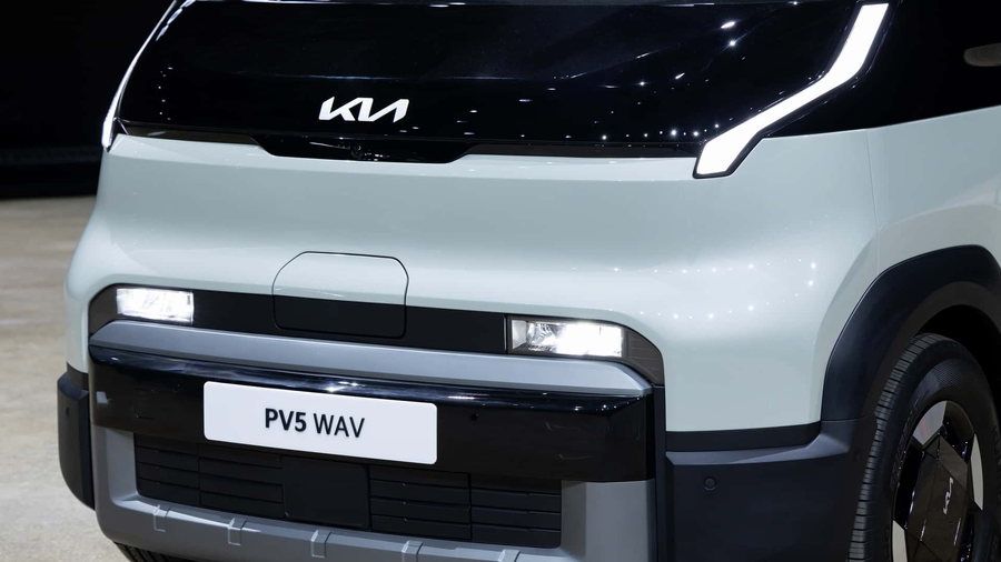 Kia PV5 WAV przod zbliżenie reflektor i logo na wystawie