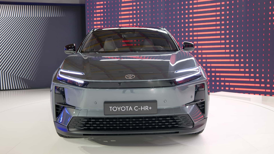 Toyota C-HR Plus widok z przodu na wystawie kolor szary