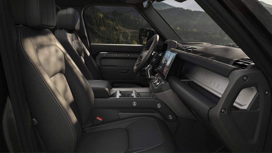 Wnetrze Land Rover Defender 2026 fotele i kierownica jasna tapicerka