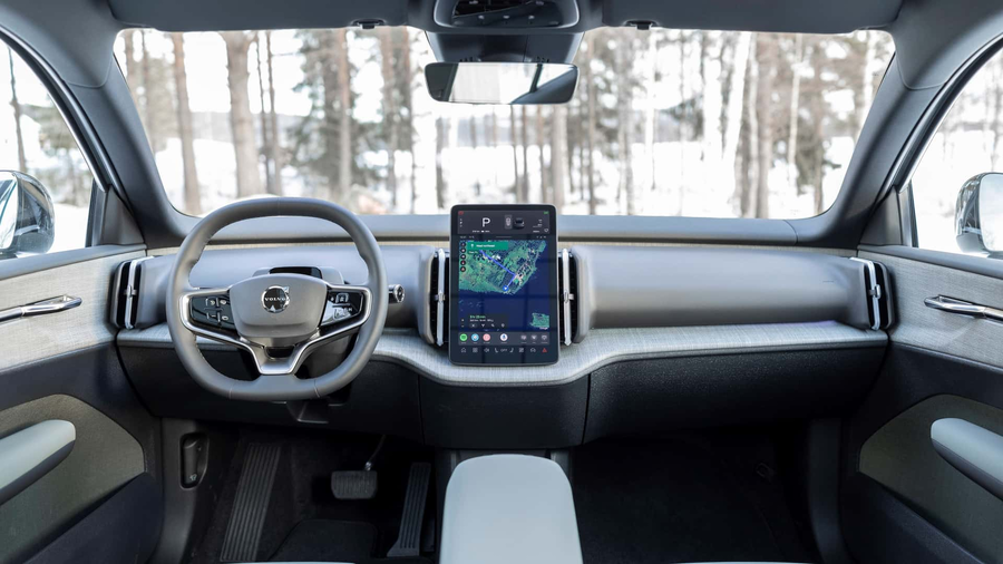 Wnetrze Volvo EX30 Cross Country biale fotele wysoki centralny ekran zima