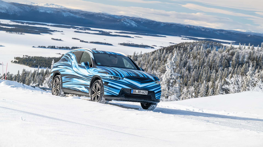 Mercedes GLC EQ prototyp kamuflaz niebieski jazda po sniegu widok z przodu