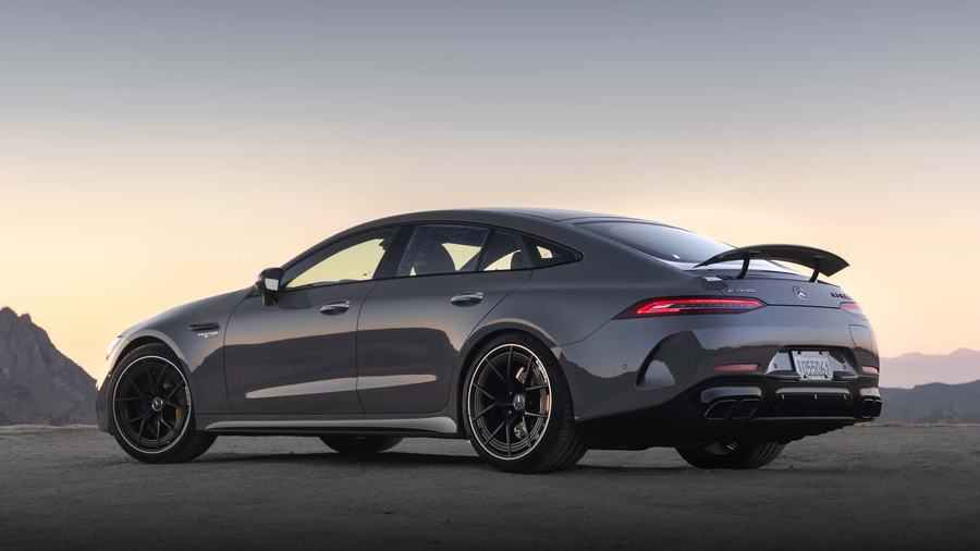 Mercedes-AMG GT63 S E Performance kolor ciemnoszary widok z tylu w terenie