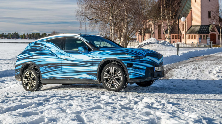 Mercedes GLC EQ prototyp kamuflaz niebieski widok z boku przy kosciele zima