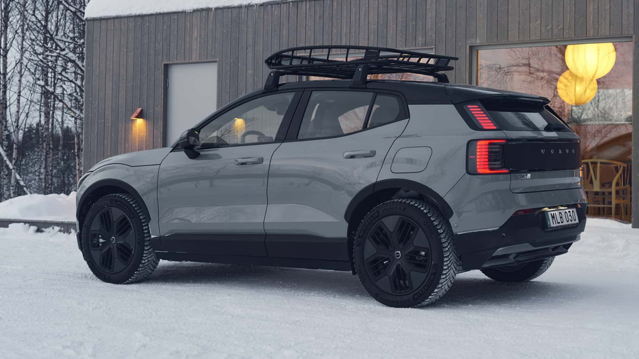 Volvo EX30 Cross Country kolor szary widok z tylu z relingami dachowymi zima
