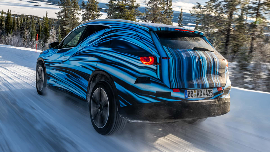 Mercedes GLC EQ prototyp kamuflaz niebieski widok z tylu jazda po sniegu