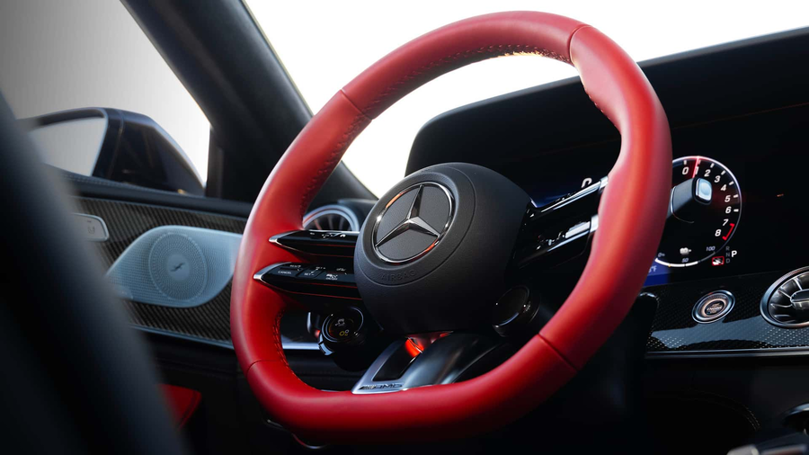 Czerwona kierownica AMG wnetrze Mercedes GT63 S E Performance