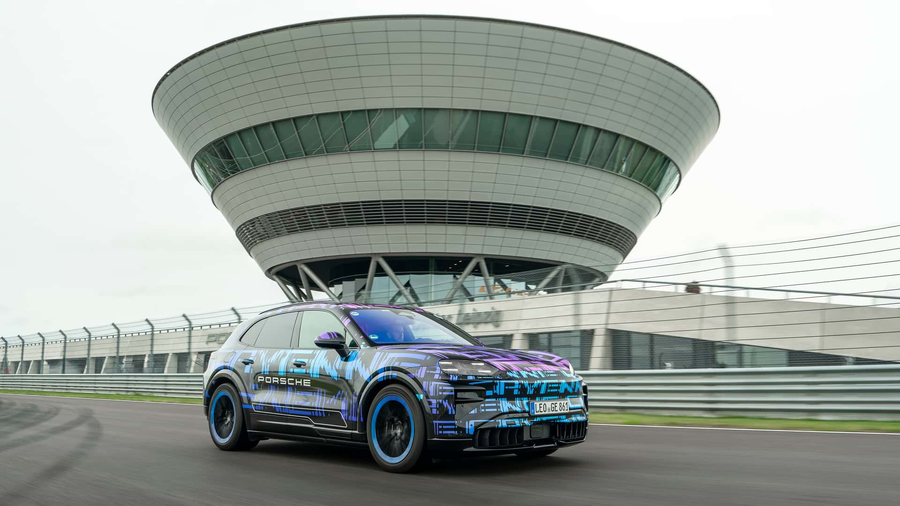 Porsche Cayenne Turbo Electric w ruchu ujecie z boku