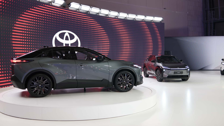 Dwa modele Toyota C-HR Plus na stoisku wystawowym logo Toyota