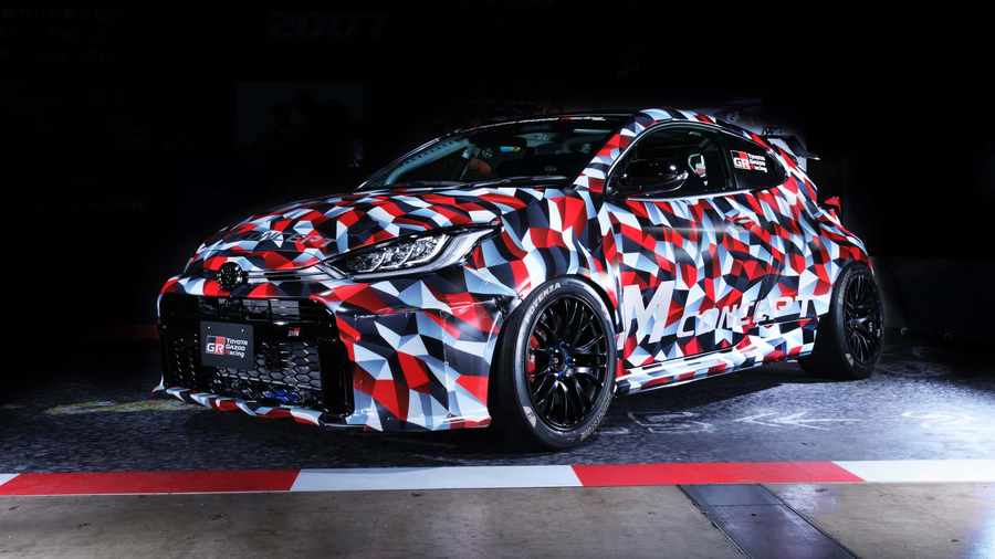 Toyota GR Yaris - widok z przodu, kolor biały
