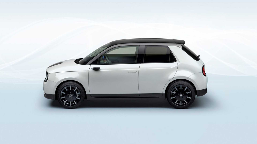 Honda e biala widok z boku prawy profil na jasnym tle