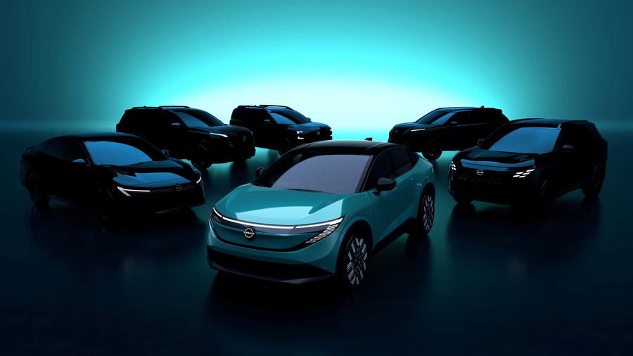 Lineup elektrycznych modeli Nissan na ciemnym tle niebieskie swiatlo