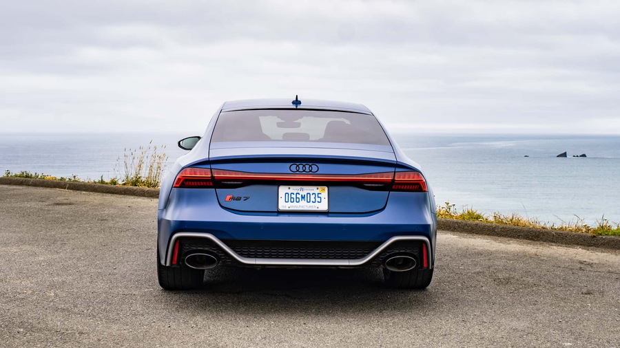 Audi RS7 Sportback kolor niebieski widok z tylu bok na tle wybrzeza