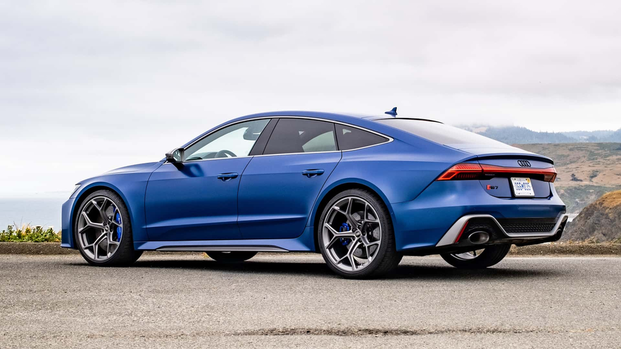 Audi RS7 Sportback kolor niebieski widok z przodu na tle wybrzeza