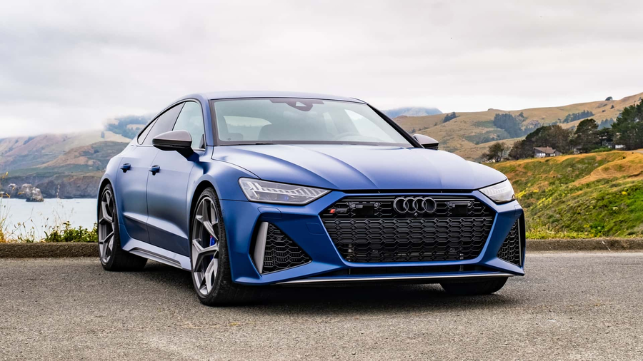 Audi RS7 Sportback kolor niebieski widok z tylu na tle wybrzeza