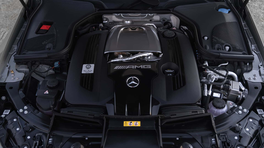Silnik V8 biturbo Mercedes-AMG GT63 komora silnikowa z logo AMG