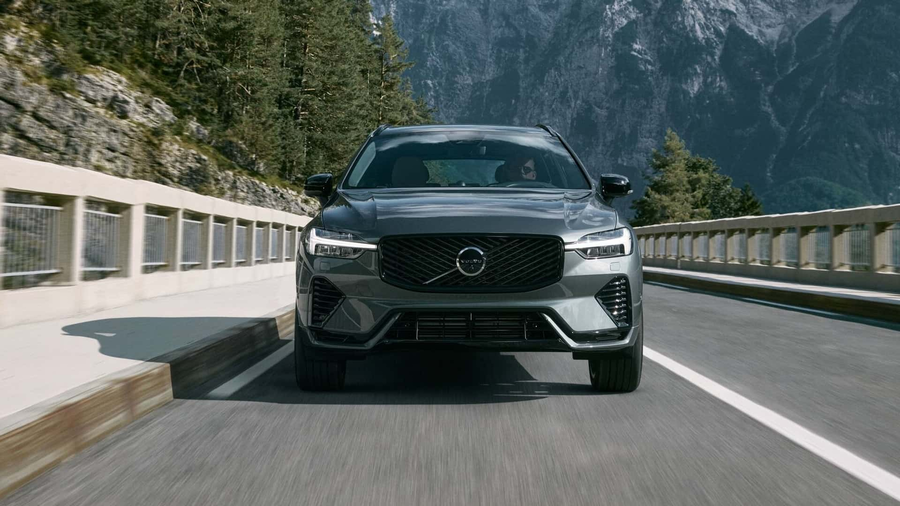 Volvo XC60 2026 kolor szary widok z przodu na gorskiej drodze