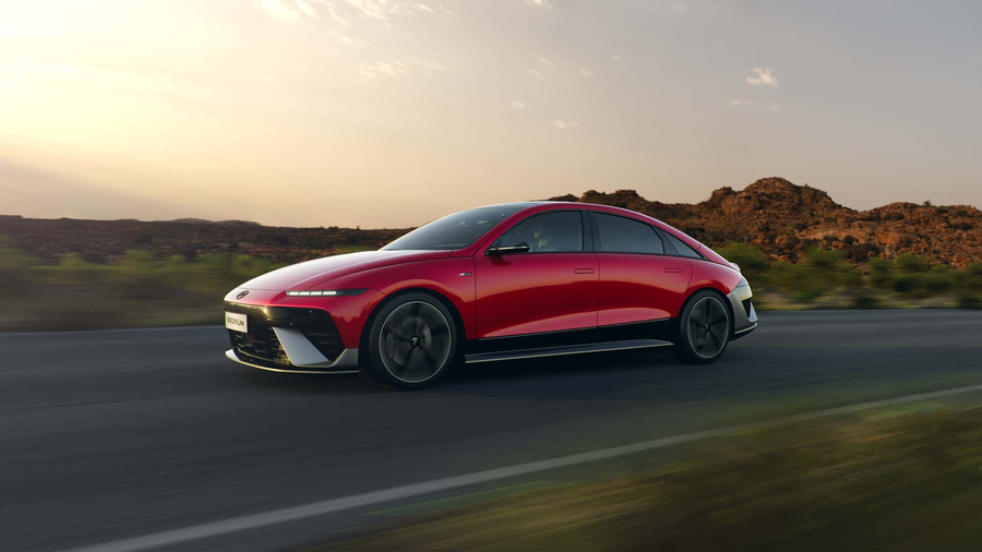 Hyundai Ioniq 6 N Line 2026 widok z boku w ruchu krajobraz