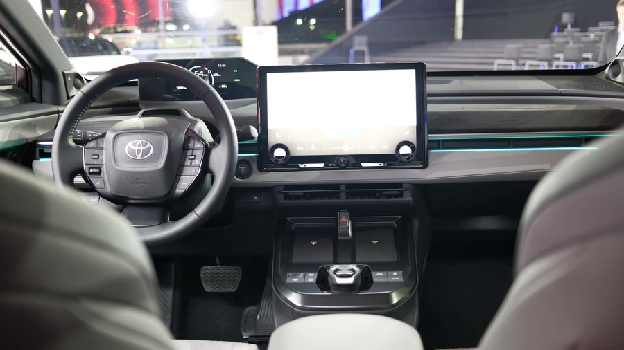 Wnetrze Toyota C-HR Plus kierownica i centralny ekran