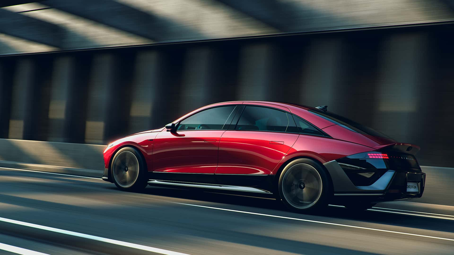 Hyundai Ioniq 6 N Line 2026 widok z tylu w ruchu miasto