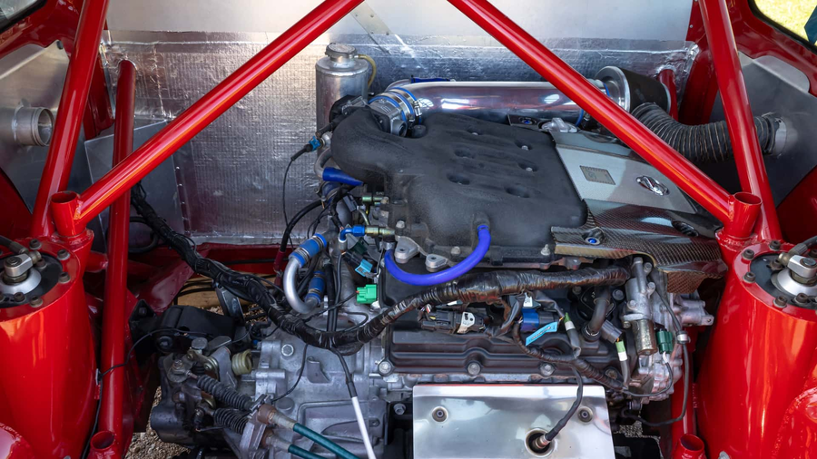 Silnik V6 Nissan Micra 350SR centralny uklad napedowy komora silnikowa