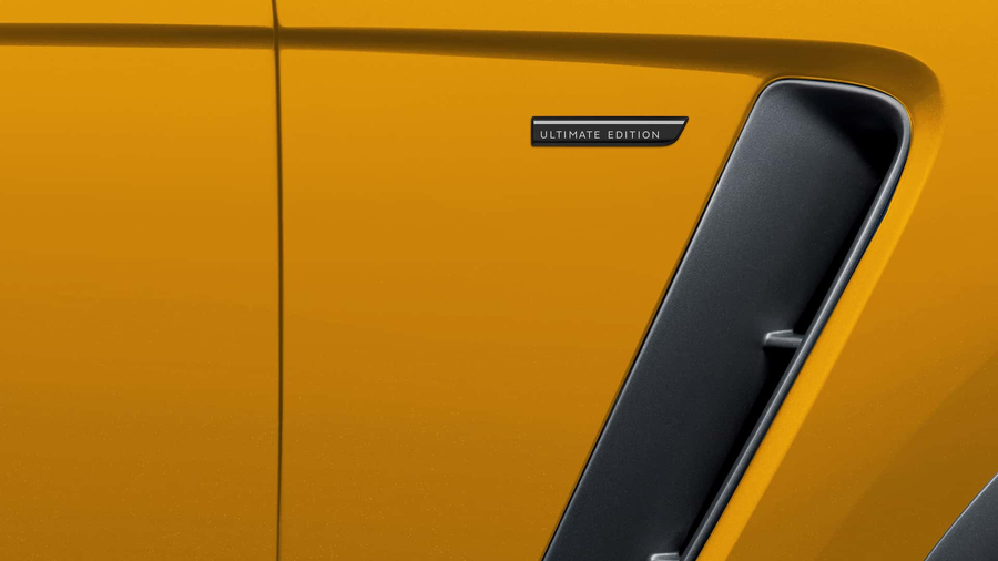 Detal boczny nadwozia Jaguar F-Pace zlota odznaka SVR
